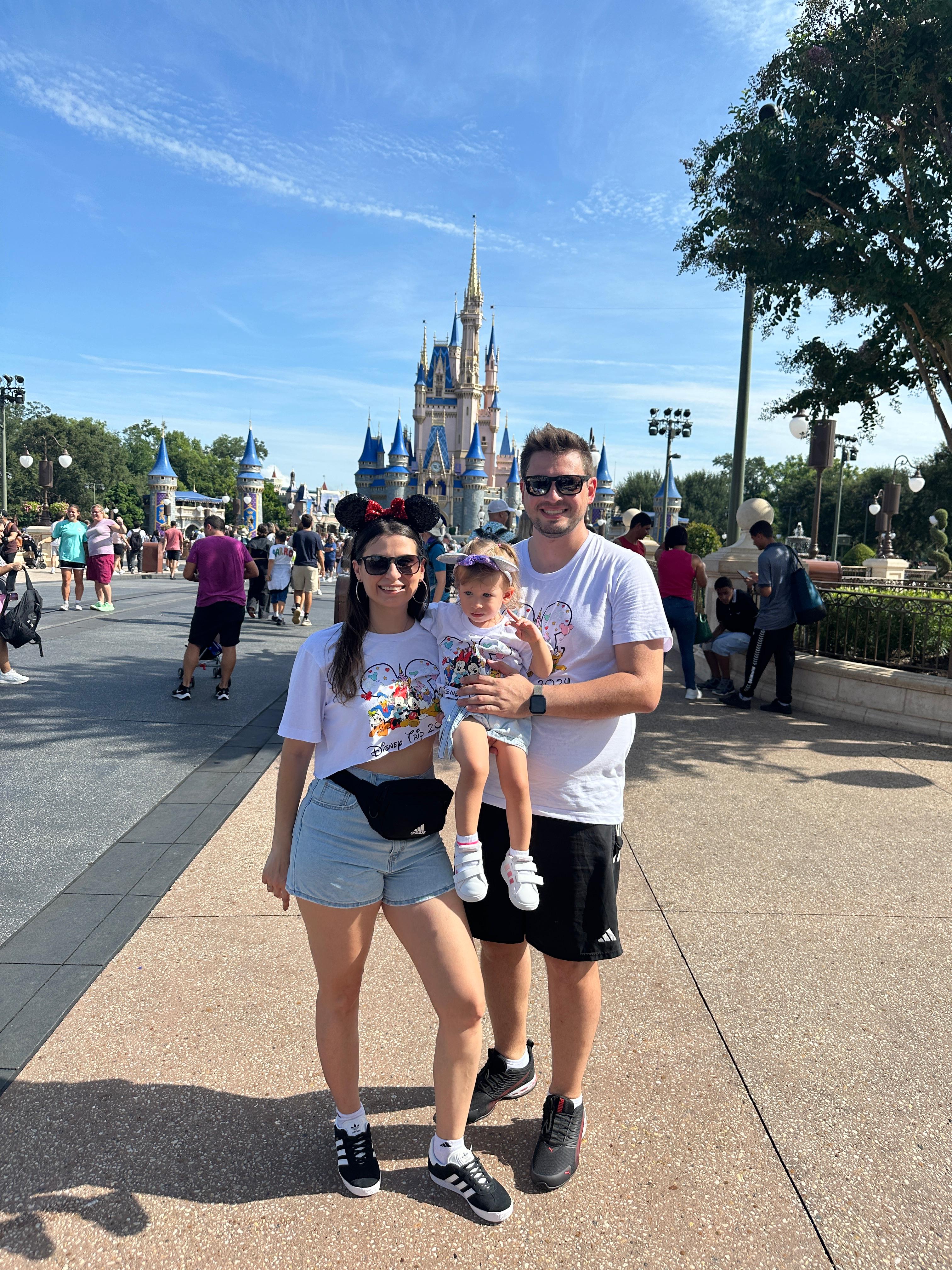 Rodrigo e Bianca em frente ao castelo da Disney